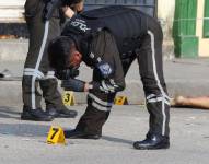 Imagen de archivo de la Policía de Criminalística, recogiendo restos de balas alrededor de un cadáver en Durán.