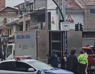 Medicina legal en el lugar del sicariato de dos personas en Cuenca.