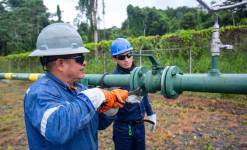 Técnicos hacen un apagado de mechero.