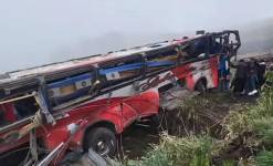 El bus quedó destruido tras el siniestro de tránsito.