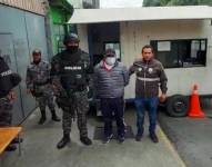 Momento en el que Peter Calo ingresa al centro de reclusión bajo resguardo policial.