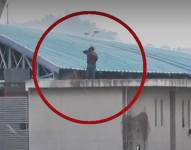 Reos caminan por los techos de la cárcel regional de Guayaquil donde tienen hamacas y celulares