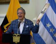 El presidente Guillermo Lasso, en la Gobernación del Guayas, tiró a un basurero la 'Ley Mordaza'.