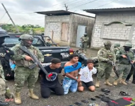 Imagen de ladrones capturados por las Fuerzas Armadas y Policía, en el noroeste de Guayaquil.