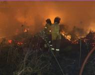 Imagen de bomberos combatiendo un incendio en la avenida Narcisa de Jesús, norte de Guayaquil.