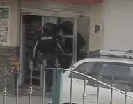 Vecinos denunciaron que los uniformados ingresaron y permanecieron en una licorería en Quitumbe.