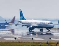 Imagen de un avión de JetBlue partiendo de un aeropuerto de Estados Unidos.