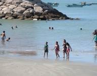 Turistas disfrutando del feriado en La Libertad, Santa Elena.