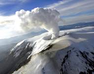 Fotografía cedida hoy por el Servicio Geológico Colombiano que muestra la actividad del volcán Nevado del Ruiz este viernes, cerca a Manizales (Colombia). EFE/Servicio Geológico Colombiano