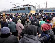 Una multitud de refugiados ucranianos aguardan a subir a un tren con rumbo a Budapest el lunes 7 de marzo de 2022, en la estación de Zahony, Hungría. (AP Foto/Darko Vojinovic)