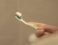 En julio pasado, la Arcsa emitió una advertencia sobre posibles efectos adversos asociados al fluoruro de estaño, un compuesto presente en una reconocida marca de crema dental que se comercializa en Ecuador.