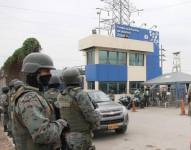 Un grupo de soldados dan seguridad en las afueras de una cárcel en Ecuador.