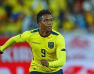 Djorkaeff Reasco en un partido con la selección de Ecuador