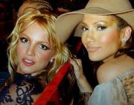 Archivo. Britney Spears y Jennifer López. La cantante Britney Spears sorprendió a sus seguidores con el anuncio del lanzamiento de su autobiografía, La mujer que soy. El libro se publicó en Estados Unidos el lunes 23 de octubre.