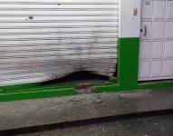 Los daños que dejó la explosión en uno de los locales.