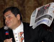 El expresidente Rafael Correa sostiene una edición del diario El Universo.( AP )