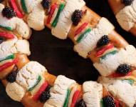Una rosca de reyes con moras.