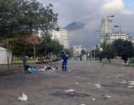 Un funcionario limpieza las calles en la Naciones Unidas.