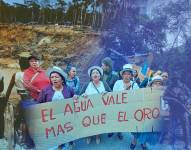 Fotografía de protestantes indígenas en contra de la minería en Ecuador