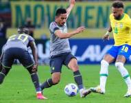 Ángel Mena (c.) disputa el balón con Neymar en el duelo entre ambas selecciones en Brasil.