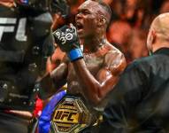 Israel Adesanya celebrando su victoria por la vía del nocaut.