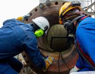 Técnicos revisan la Unidad de Craqueo Catalítico Fluidizado (FCC) de la Refinería Esmeraldas.