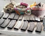 Imagen de alimentadoras de fusiles y municiones incautadas en la Penitenciaría del Litoral.