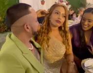 Santiago Castro captado coqueteando a otra mujer en una quinceañera