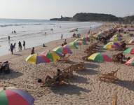 Miles de personas acuden a las playas del país para descansar en los feriados.