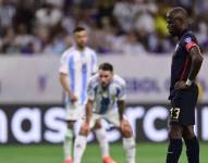 Enner Valencia antes de ejecutar el penal.