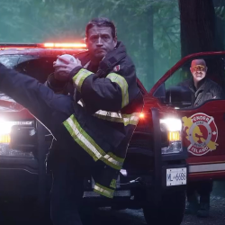 Bomberos de la Isla Pender recreando la escena de béisbol de Crepúsculo.
