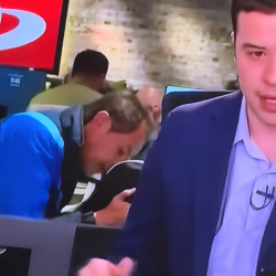 Intento de beso en una transmisón en vivo de Caracol.