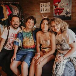 Elenco principal de Wannabe, junto a Kat Cattani.