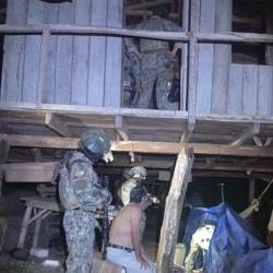 Policías y militares ejecutaron el operativo de rescate, que permitió la aprehensión de cinco personas.