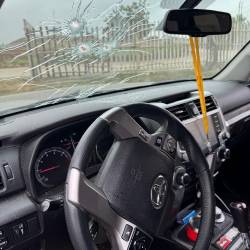 Parabrisas del candidato Rafael Belaunde tras el tiroteo.