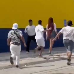 Captura de pantalla de un video en el que cuatro hombres agreden a una mujer trans en el norte de Guayaquil.