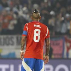Arturo Vidal tuvo un cruce con Rodrigo De Paul en la victoria 1-0 de Argentina a Chile.