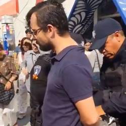 Hombre detenido por grabar bajo la falda de una mujer.