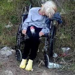 Una anciana en silla de ruedas en la vía hacia playa Bagdad.