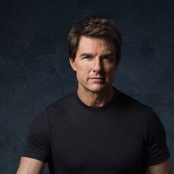 Tom Cruise posando en secion fotografica vistiendo de negro.