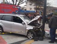 Uno de los autos terminó chocándose con un poste.