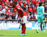 Jordan Sierra, jugador ecuatoriano que celebra su gol en el 2-0 ante Santos Laguna.