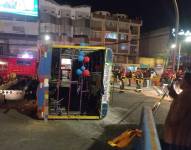 Una chiva volcada en una vía de Quito este 4 de diciembre.