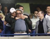 Esteban abraza a su padre, Rodrigo Paz, en un partido de Liga de Quito