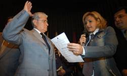 Alfredo Palacio es posesionado como presidente de la República. Cynthia Viteri toma juramento.