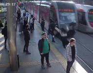Guardia de seguridad salva a una mujer de ser atropellada por un tranvía.