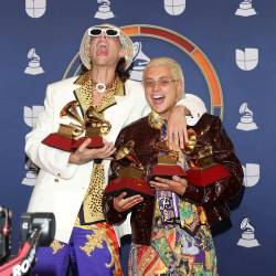 Ca7riel y Paco Amoroso con los Latin Grammy que ganaron.