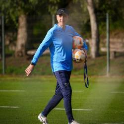 Tiago Nunes dirigiendo un entrenamiento de Liga de Quito