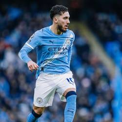 Rayan Cherki en un partido con el Manchester City