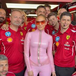 Jennifer López y parte del personal de Ferrari.